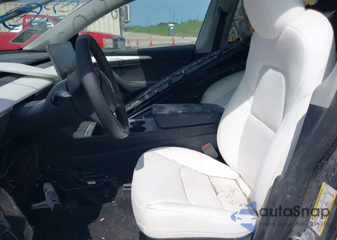 2024 Tesla Model Y z USA, uszkodzony, nr VIN 7SAYGAEE5RF074699